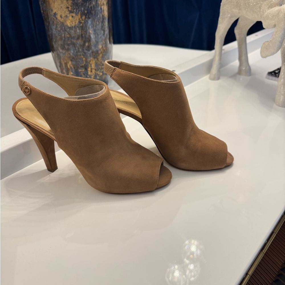Brown High Heeled Slingback Shoes with Closed Toe and Soft Suede Material